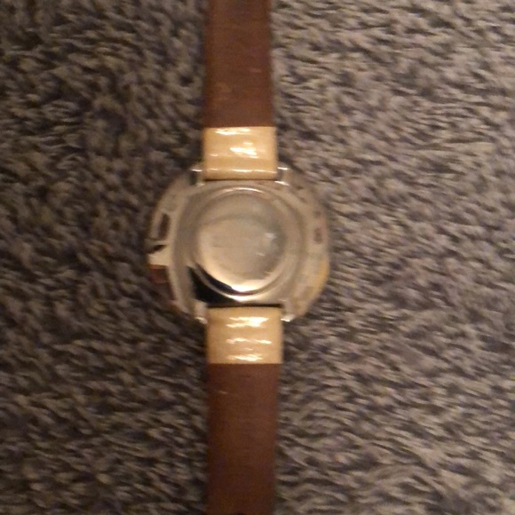 DKNY ladies silver dial, please note scratches bezel vintage, leather strap. - Picture 2 of 3
